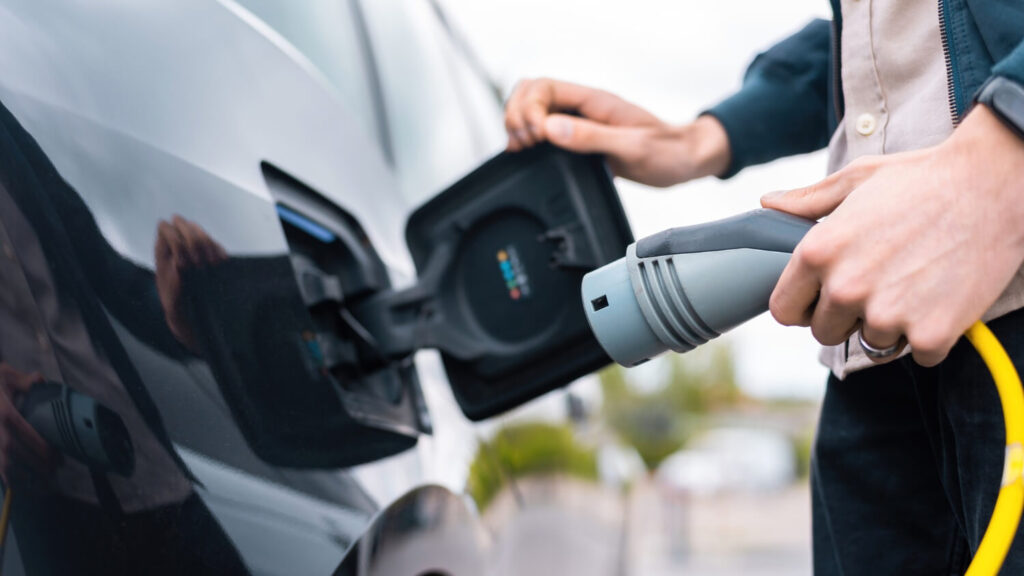 Az elektromos autók térnyerésével szükséges a töltőállomások hálózatának bővítése.
