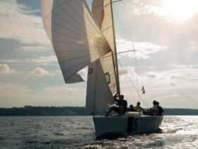 Egy vitorlás hajó versenyzik.